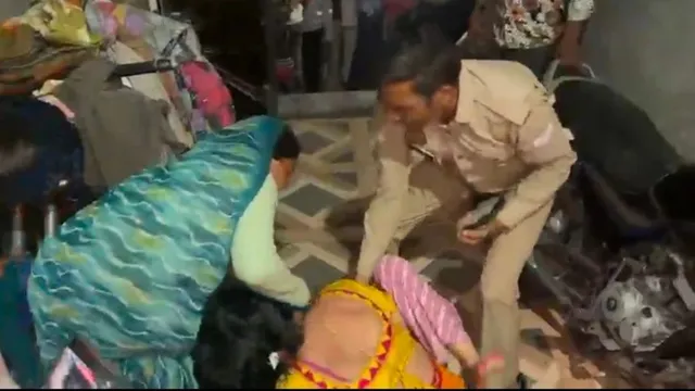 करवाचौथ पर प्रेमी से मिलने पहुंची पत्नी को पति ने पकड़ा, मथुरा में जमकर हंगामा; देवरानी-जेठानी में मारपीट 5 Wife caught with lover 1793331761737 v