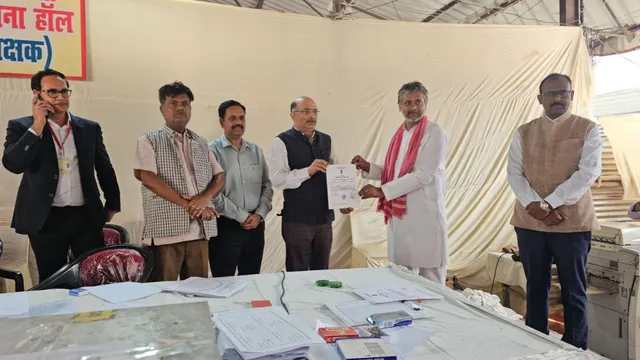 आगरा एमएलसी चुनाव में विजयी सपा प्रत्याशी डॉ आकाश अग्रवाल, Agra MLC winner Akash Agarwal, Akash Agarwal victory certificate, Agra Teacher MLC Election 2026 Result,