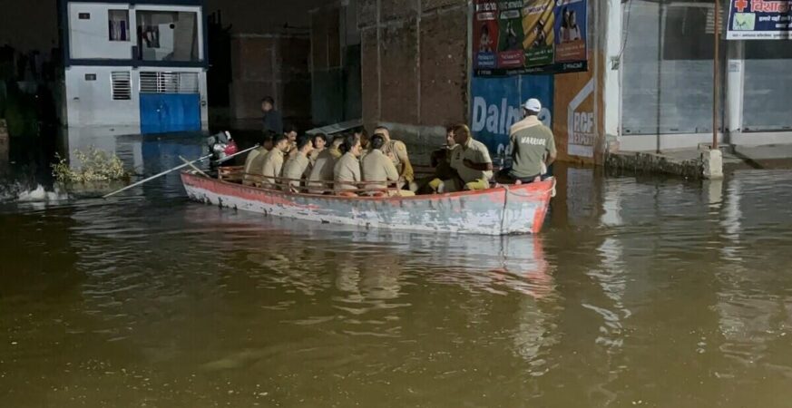 लखनऊ में बाढ़ का पानी घटने लगा, फैजुल्लागंज में सफाई की तैयारी तेज 4 gomti 2