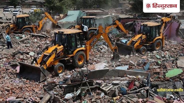 Ramnagar Bulldozer Action Uttarakhand, Puchhadi Village Demolition Drive, Nainital Encroachment Removal, Uttarakhand Forest Land Eviction, Ramnagar Police Deployment, 525 Police Personnel in Ramnagar, PAC Deployment Uttarakhand, Forest Encroachment Drive India,रामनगर पुछड़ी गांव में बुलडोजर कार्रवाई, उत्तराखंड में वन भूमि से अतिक्रमण हटाने का अभियान, नैनीताल जिले में प्रशासन की कार्रवाई, रामनगर में पुलिस और पीएसी की तैनाती, पुछड़ी गांव में मकानों का ध्वस्तीकरण, वन विभाग की जमीन खाली कराने का अभियान,