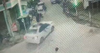 कानपुर हत्या कांड, बीरू सिंह भदौरिया हत्या, Kanpur Murder Case, Biru Singh Bhadauria, हनुमंत विहार क्राइम न्यूज, अर्रा रोड हत्या मामला, कानपुर क्राइम न्यूज, दशहरा मेले से लौट रहे युवक की हत्या, फतेहपुर जहानाबाद आरोपित लोकेशन, उत्तर प्रदेश अपराध समाचार, Kanpur Crime News, Uttar Pradesh Crime News,कानपुर के हनुमंत विहार में बीरू सिंह की मौत के मामले में हत्या का आरोप लगाते हुए कार्रवाई की मांग करते परिजन,कानपुर बीरू सिंह हत्याकांड, हनुमंत विहार में कार की छत पर युवक को घुमाने का आरोप और आरोपितों की गिरफ्तारी की मांग करते परिजन,Kanpur News, Kanpur Murder Case, Biru Singh Bhadauria, Hanumant Vihar, UP Crime News, Uttar Pradesh News, कानपुर समाचार, कानपुर अपराध, बीरू सिंह हत्याकांड, पुलिस जांच,