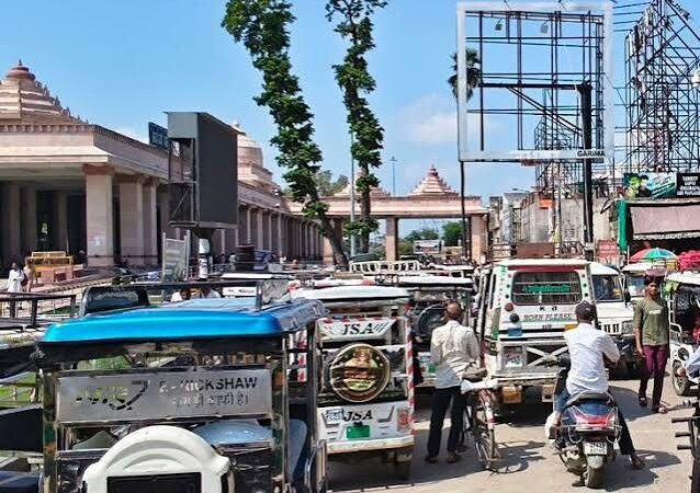 अयोध्या राम मंदिर मार्ग पर ई-रिक्शों का जमावड़ा 5 अयोध्या राम मंदिर मार्ग पर ई-रिक्शों के जमावड़े की शिकायत