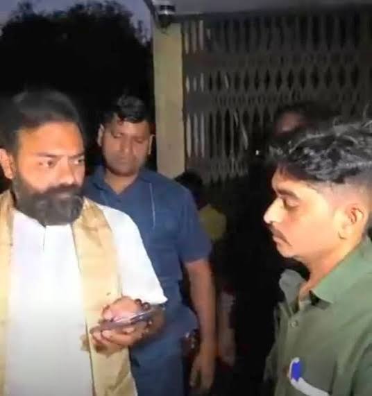 महोबा में 100 बोरी चने के बीज पर विवाद, विधायक का वीडियो वायरल