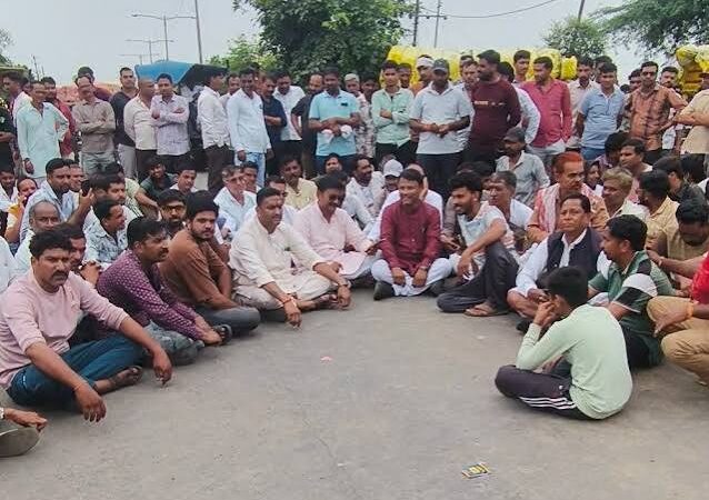 राठ मंडी में किसानों का हंगामा! घटतौली के आरोपों पर हाईवे जाम 5 राठ गल्ला मंडी में किसानों का प्रदर्शन