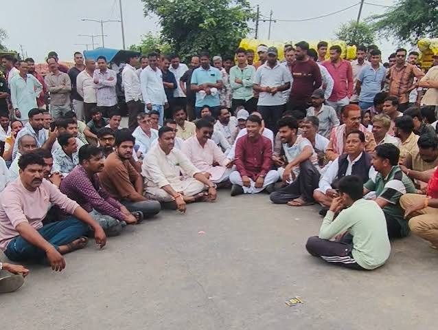 राठ गल्ला मंडी में किसानों का प्रदर्शन