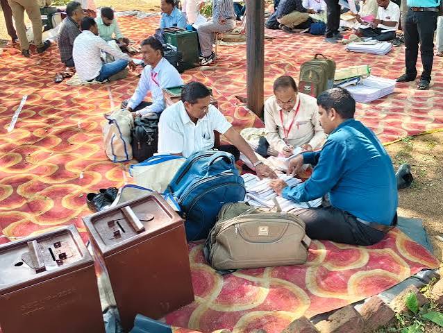 सोनभद्र में MLC चुनाव के लिए पोलिंग पार्टियां रवाना