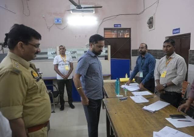 डीएम और एसपी ने जांचीं मतदान व्यवस्थाएं