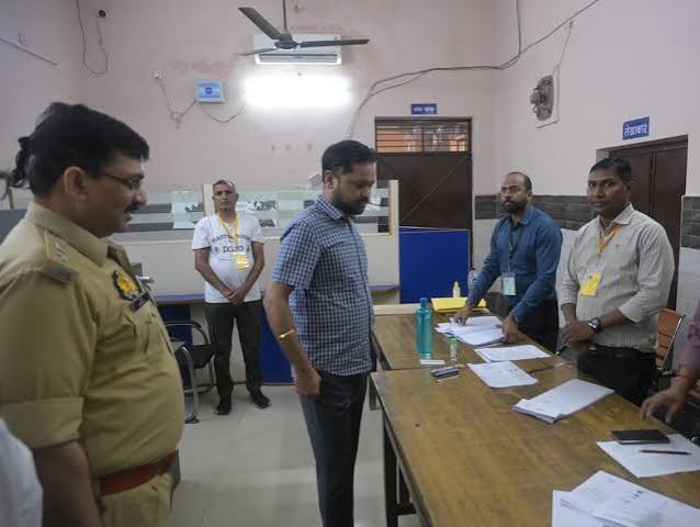 डीएम और एसपी ने जांचीं मतदान व्यवस्थाएं