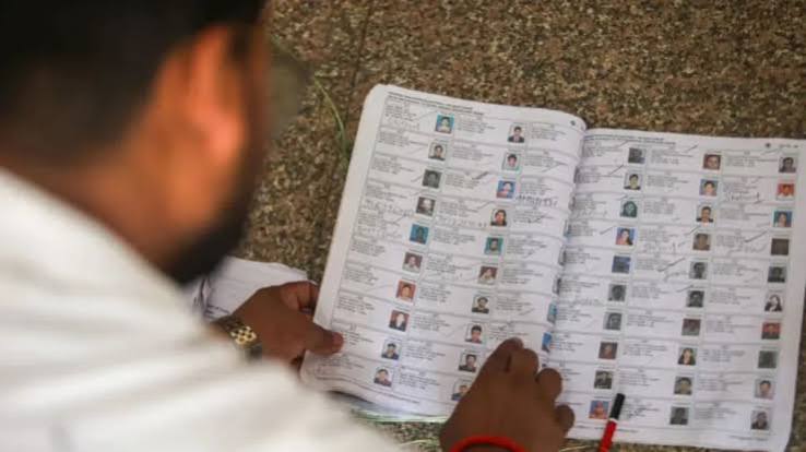 आजमगढ़ वोटर लिस्ट में गड़बड़ी पर कार्रवाई
