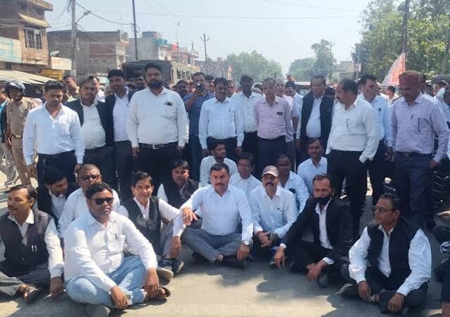 बलरामपुर में वकीलों का विरोध, वार्ता पर अड़े 5 ऑनलाइन दाखिल-खारिज व्यवस्था के विरोध में अधिवक्ता