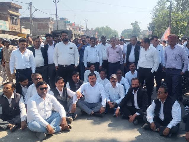ऑनलाइन दाखिल-खारिज व्यवस्था के विरोध में अधिवक्ता