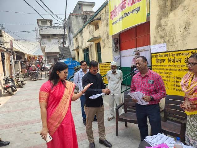 मतदाता सूची पुनरीक्षण का निरीक्षण करते जिलाधिकारी