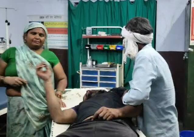 300 रुपये के विवाद में खूनी संघर्ष, तीन घायल 5 जालौन के बंधौली गांव में विवाद के बाद तीन लोग घायल