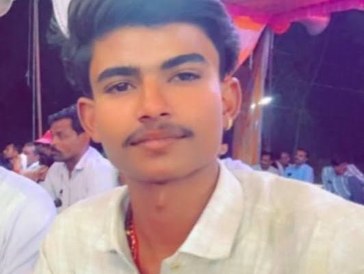 झांसी में छात्र की मौत, कमरे में मिला शव 5 झांसी के सिंगार गांव में 19 वर्षीय छात्र की मौत
