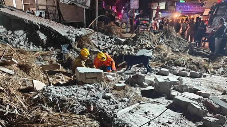 बुलंदशहर में दो मंजिला मकान गिरने के बाद रेस्क्यू
