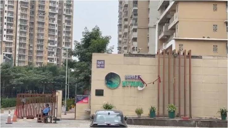 महागुन मायवुड्स सोसाइटी में दर्दनाक हादसा