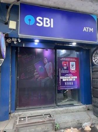एटीएम में फंसा कार्ड, खाते से कटे 10 हजार 5 एसबीआई एटीएम में कार्ड फंसा, खाते से कटे रुपये