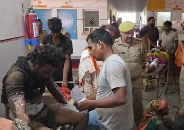 रायबरेली हाईटेंशन तार हादसा, रायबरेली समाचार, सरेनी हादसा, रायबरेली ताजा खबर, दुर्गा प्रतिमा विसर्जन हादसा, श्रद्धालु करंट से झुलसे, हाईटेंशन लाइन दुर्घटना, संवरैया नदी, सिटकिहा बाबा मंदिर, लालगंज रायबरेली समाचार, उत्तर प्रदेश हादसा, यूपी क्राइम और दुर्घटना समाचार,Raebareli high tension wire accident, Raebareli news today, Sareni accident, Durga idol immersion accident, devotees injured by electric current, high voltage power line accident, Uttar Pradesh latest news, Sareni Raebareli news, devotees electrocuted, Raebareli breaking news,रायबरेली हाईटेंशन तार हादसा, सरेनी में करंट से झुलसे श्रद्धालु, दुर्गा प्रतिमा विसर्जन हादसा, ट्रैक्टर पर लगा झंडा बिजली की लाइन से टकराया,Raebareli high tension wire accident, devotees injured after idol immersion, Sareni electric line accident, tractor flag touching high voltage wire,#RaebareliNews #रायबरेली #Sareni #UPNews #HighTensionWire #दुर्गाविसर्जन #उत्तरप्रदेशसमाचार #BreakingNews #UP24NetworkNews