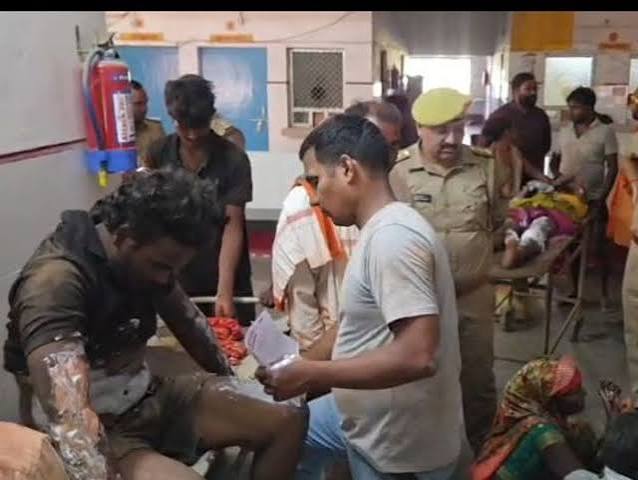 रायबरेली हाईटेंशन तार हादसा, रायबरेली समाचार, सरेनी हादसा, रायबरेली ताजा खबर, दुर्गा प्रतिमा विसर्जन हादसा, श्रद्धालु करंट से झुलसे, हाईटेंशन लाइन दुर्घटना, संवरैया नदी, सिटकिहा बाबा मंदिर, लालगंज रायबरेली समाचार, उत्तर प्रदेश हादसा, यूपी क्राइम और दुर्घटना समाचार,Raebareli high tension wire accident, Raebareli news today, Sareni accident, Durga idol immersion accident, devotees injured by electric current, high voltage power line accident, Uttar Pradesh latest news, Sareni Raebareli news, devotees electrocuted, Raebareli breaking news,रायबरेली हाईटेंशन तार हादसा, सरेनी में करंट से झुलसे श्रद्धालु, दुर्गा प्रतिमा विसर्जन हादसा, ट्रैक्टर पर लगा झंडा बिजली की लाइन से टकराया,Raebareli high tension wire accident, devotees injured after idol immersion, Sareni electric line accident, tractor flag touching high voltage wire,#RaebareliNews #रायबरेली #Sareni #UPNews #HighTensionWire #दुर्गाविसर्जन #उत्तरप्रदेशसमाचार #BreakingNews #UP24NetworkNews