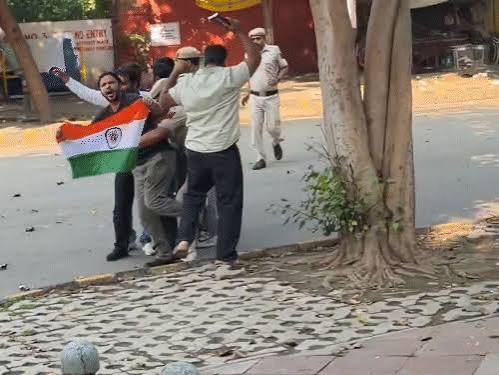 Jantar Mantar की बैरिकेडिंग पार करने के बाद CJP के Saurav Das और Ashutosh Ranka समेत कई नेता हिरासत में