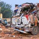 बलरामपुर में दुर्गा पंडाल के बाहर बेकाबू कार का कहर, तीन की मौत, चार घायल