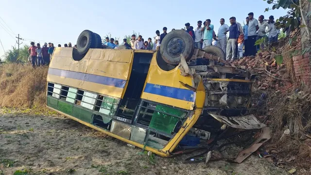मेरठ के सरधना क्षेत्र में अमानुल्लाहपुर गांव के पास स्कूल बस खाई में पलटी।