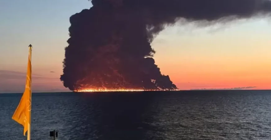 रूस के Black Sea तट के पास Oil Tanker पर Drone Attack, जहाज पर सवार सभी 23 भारतीय सुरक्षित निकाले गए 5 Black Sea में Aframax Rio tanker पर drone attack के बाद लगी आग, 23 भारतीय सुरक्षित
