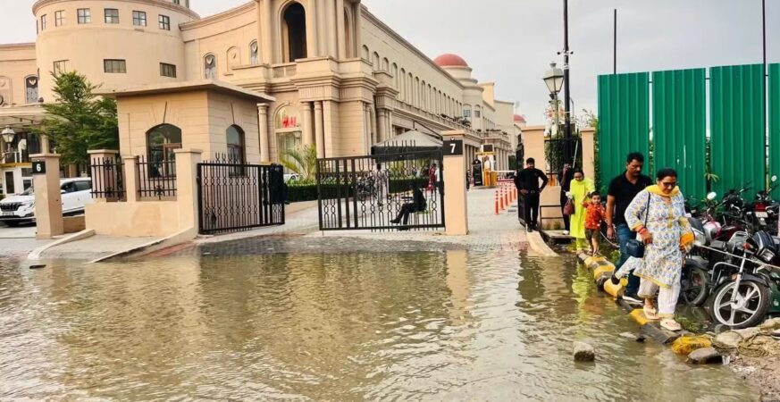 लखनऊ बाढ़ अपडेट: गोमती का जलस्तर घटने के संकेत, 48 घंटे में राहत की उम्मीद 5 लखनऊ बाढ़ अपडेट: गोमती का जलस्तर घटने के संकेत, 48 घंटे में राहत की उम्मीद