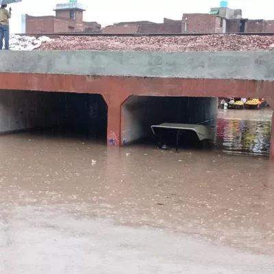 घंटाघर में सीवर ओवरफ्लो, 20 मिनट की बारिश से पुराना लखनऊ जलमग्न