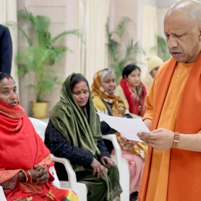 लखनऊ: बच्ची की कविता सुन CM योगी ने दिया एडमिशन आदेश