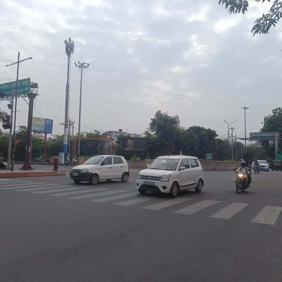 लखनऊ बारिश से बढ़ी ठंडक: यलो अलर्ट जारी, 40 KM/H की तेज हवाएं चल रहीं