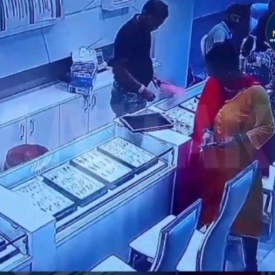 Lucknow News: महिला ने ज्वेलर्स से सोने के झुमके चुराए, CCTV में कैद