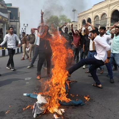 LU छात्रों का विरोध प्रदर्शन, मौलाना की गिरफ्तारी की मांग