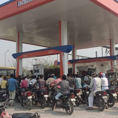 UP News: तेल खत्म होने की अफवाह से पंपों पर लंबी कतारें