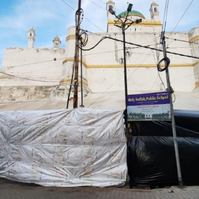 Sambhal News: Holi 2026 पर 10 मस्जिदें तिरपाल से ढकीं