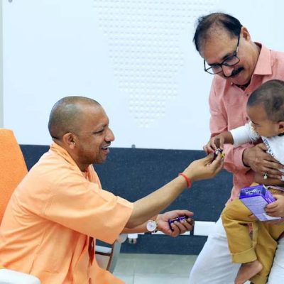 मां-बाप की मौत से टूटी ज़िंदगी, सीएम योगी की मदद से तीन मासूमों को मिला नया सहारा
