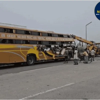 Jaunpur Bus Accident: 50 श्रद्धालुओं की बस ट्रेलर से टकराई