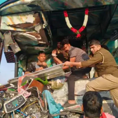 Kanpur Accident: बस-डंपर भिड़ंत, खिड़की तोड़कर 57 को बचाया