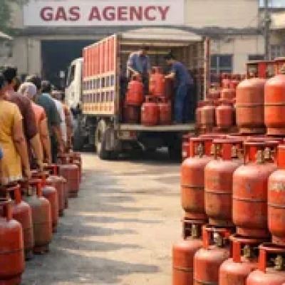 लखनऊ में LPG सिलेंडर के लिए भीड़, 400 मीटर लगी लंबी कतार