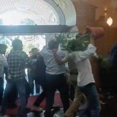 Lucknow University Clash: छात्रों के 2 गुटों में मारपीट, गमले से सिर फोड़ा