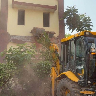Sambhal News: 1978 दंगे के आरोपी के कोल्ड स्टोरेज पर बुलडोजर