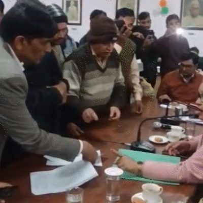 समाधान दिवस में लखनऊ नगर निगम के खिलाफ नारेबाजी