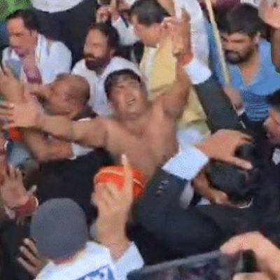 UGC के खिलाफ प्रदर्शन: लखनऊ में पुलिस से धक्का-मुक्की