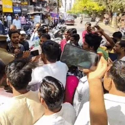 Lucknow में गैस न मिलने पर हुसड़िया चौराहे पर सिलेंडर लेकर प्रदर्शन