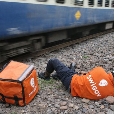 Swiggy Delivery Accident: ट्रेन में खाना पहुंचाना पड़ा भारी