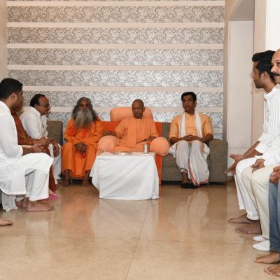 मुख्यमंत्री योगी ने चौधरी निवास जाकर शैल चौधरी को दी श्रद्धांजलि; परिवार से की मुलाकात