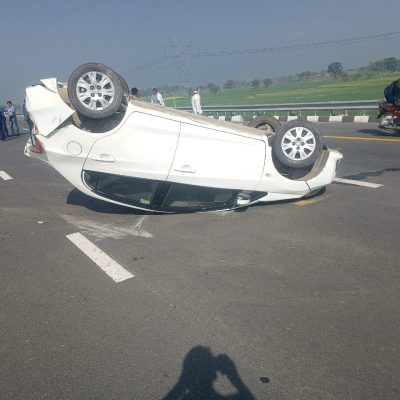 लखनऊ‑आगरा हाईवे पर तेज़ रफ्तार कार पलटी: चालक मामूली घायल, टायर फटने की आशंका