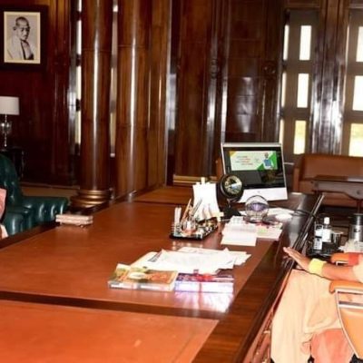 बीएसए प्रकरण: विधायक आशा मौर्या ने स्कूल का ताला तोड़ा