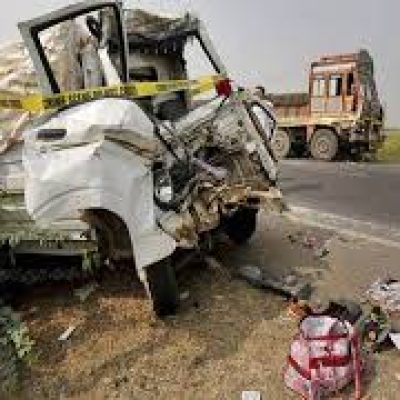 लखनऊ ट्रक हादसा: भीषण टक्कर में 3 लोग फंसे, 1 की मौत, 2 रेस्क्यू