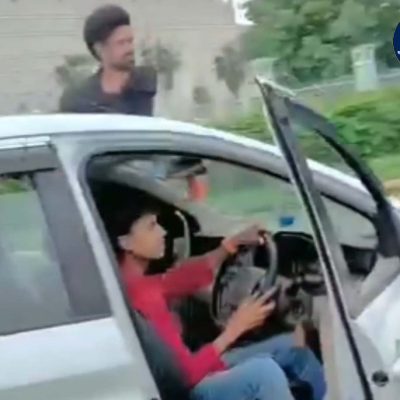 इकाना स्टेडियम पर अर्टिगा कार से स्टंट, रील बना रहे युवक लटके बाहर